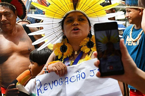 Auricélia falando em manifestação